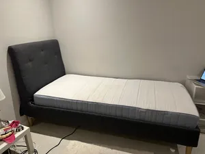 2 single beds with mattress and small table for urgent sale! سريران مفردان مع المرتبتين وطاولة صغيرة