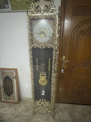 للبيع ساعة أرضية ملكية بحالة ممتازة  نظيفة شغالة ومابيها أي نقص