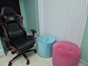 للبيع كرسي قيمنق بحجم كبير ونظيف مع مقعدين صغيرين وغطاء للمقعدين باللون الكحلي بسعر 180 قابل للتفاوض