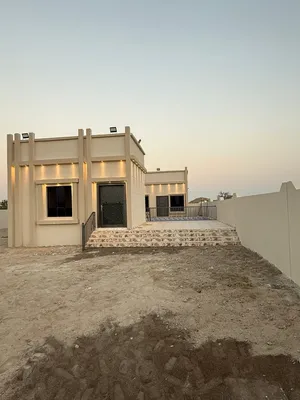 استراحه للبيع فيه بركاء ويوجد بها شارع إلى الاستراحه مناسبه لاستخدام الشخصي وبسعر مناسب الاستثمًار