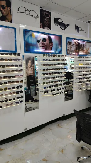 ديكور محل نظارات كامل للبيع بيه 3 استندات كبار و3 استندات صغار و2 استند ومرايا