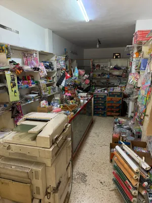 مكتبة للبيع بكامل ملحقاتها