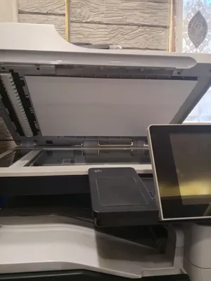 الصور تعرض طابعة ليزر ملونة متعددة الوظائف من طراز HP LaserJet Enterprise 700 Color MFP M775.