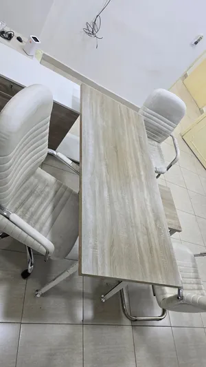 مكتب مع كراسي للبيع