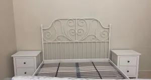 سرير من ايكيا مع 2 كومدينة – مقاس 180×200
