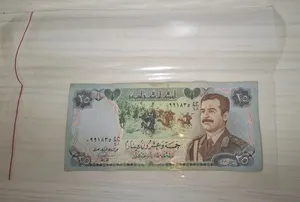 عملة ورقية قديمة  عليها صورة الرئيس صدام حسين