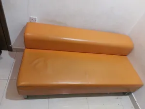 كنبه جلد شبه جديده السعر 10دينار