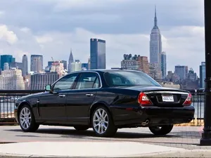 مطلوب XJ8 موديل 2008