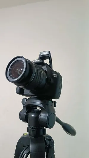 كاميرا Canon 1200D معاها جميع ملحقاتها الأصلية الشاحن والبطارية الأصلية وفلاش وحزام وشنتِتين والكتلل