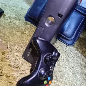 كزيوني اكس بوكس 360 مش مفتوح بكل شبه جديد كل شي موجود فيه واصلي وبضمان