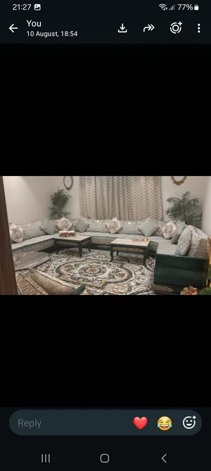 مجليس مغربي لون الاخضر معاه 3 طاولات خشب وفوق رخام أصلي  موجود في ابوضبي ااشامخه  تواصل فأي وقت
