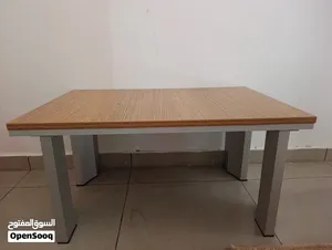 أثاث مكتبي في حالة جيدة