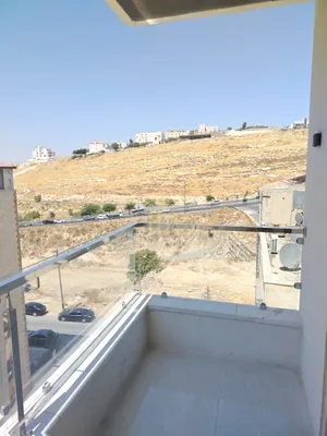 خلف الشرطه النسائية في ربوة عبدون شقة اخير مع روف تحت الانشاء 180م / ref 1491