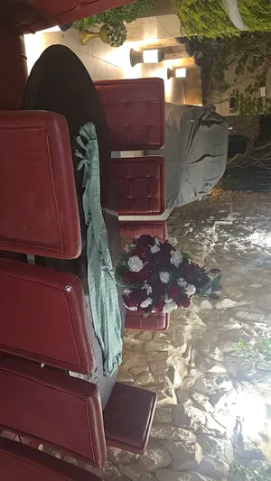 طاولة سفرة خشب بلوط ممتاز مع 10 كراسي تفصيل من الجلد ذات اللون الخمري