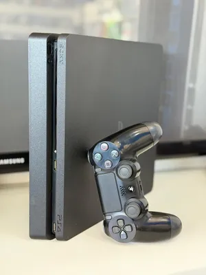PlayStation 4 / مستعمل بحالة ممتازة  500gb  معاه 3 أيادي و اشرطة العاب