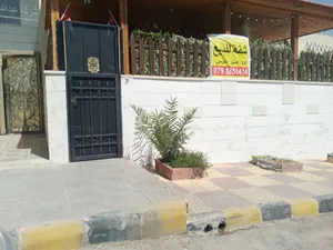 شقه غير مفروشه للبيع مع مطبخ امريكي اصلي 100% باللون سكني وترس تم تكلفه 3000 دينار مطبخ تكلفه 7000
