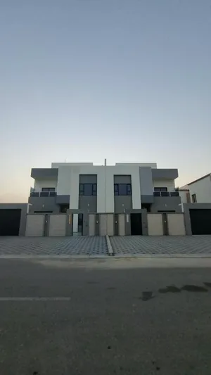 للبيع فيلا بتشطيبات راقية ومساحات واسعة في المعبيلة السابعة
