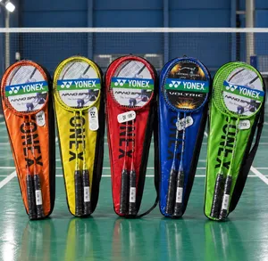مضارب بادمنتون Yonex مع حقيبة أصلية بتصميم أنيق وألوان مميزة، مناسبة للرياضة والترفيه