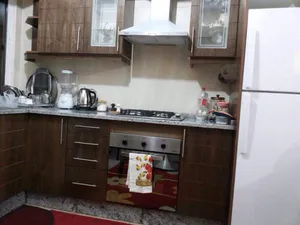 شقه مفروشه للايجار من المالك في المدينه الرياضيه خلف المختار مول قريبة من محطة الباص السريع