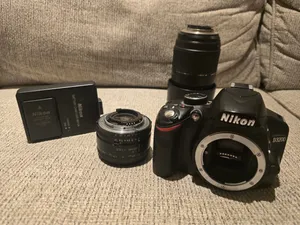 للبيع كاميرا Nikon D3200 مع عدسة 50mm وعدسة Tamron 70-300mm + شاحن