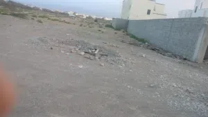 ارض للبيع كورنر مكان جميل مسجد وبيوت خدمات قريب من شارع عام