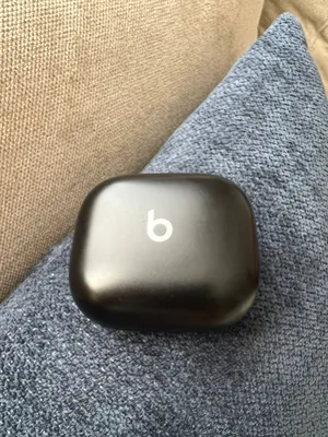 سماعات لاسلكية True Wireless. العلامة: Beats by Dre التابعة لـ Apple.