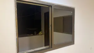 نوافذ قاطع فلسطيني وباب محل سحاب