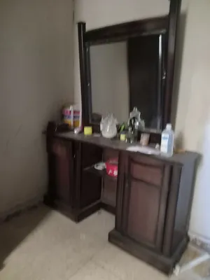 تسريحة وطاولات سرير