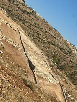 ارض للبيع جرش عنيبه بجانب اسكان المهندسين 2800متر مفروزه بقوشان مستقل