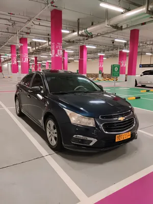 This used 2016 Chevrolet Cruze LT sedan offers a reliable and comfortable driving experience with an
