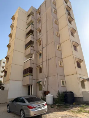 شقه سكنيه في عمارات طرابلس الطبي بالقرب جامعه طرابلس دور سادس تتكون من حجره وصاله ومطبخ وحمام وبلكو