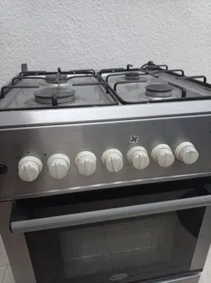 Dee general gas stove and oven, four gas stove, both upper and lower ignition oven.