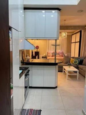 استديو ديلوكس غرفه وصاله ومطبخ وحمام مفروش كامل مرتب وجديد للإيجار380دينار شهري شامل الماء والكهرباء