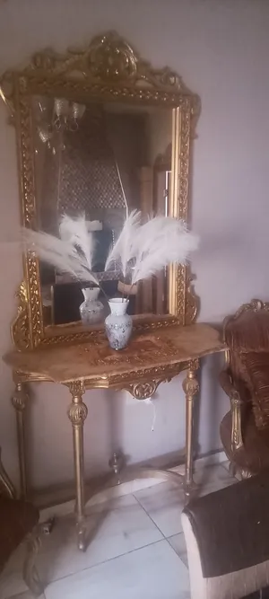 مراية قنصل حجم كبير وكنب مصري صغير للمداخل وطاولة سفرا