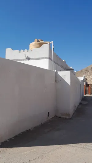 بيت للبيع مسلح فرصه بمساحة كبيره ولاية ينقل  منطقة الشعبه تمت صيانته بالكامل 14500 الف