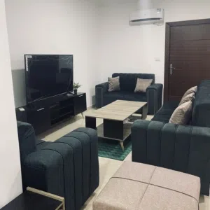 شقة غرفتين نوم مفروشة بالكامل شبه جديدة للايجار في الجبيهة خلف اشارات المنهل بمكان وحي هادئ
