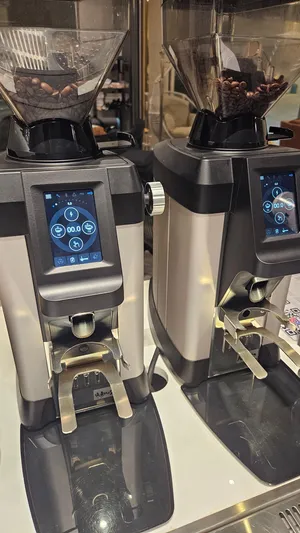 مطحنة قهوة لاشيمبالي ايطالية بحالة الجديدة G50 استخدام قليل