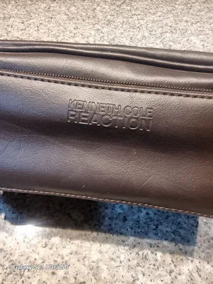 حقيبة سفر ومستلزمات عناية شخصية جلد رجالي ماركة Kenneth Cole Reaction الأصلية - بحالة ممتازة  الوصف