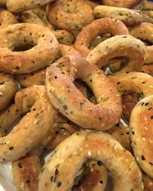 كعك اساور على الأصول هش وطري وفريش شغل بيتي نظيف وطيب بمكونات جودتها عالية وطعم ايام زمان