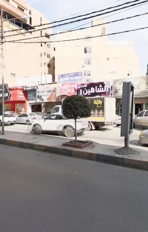 محل للبيع في منطقة وسط اربد بالقرب من البريد