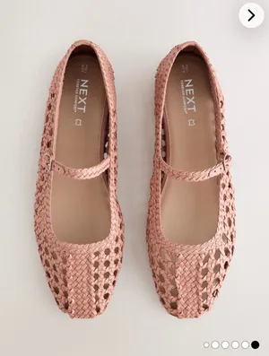 Coral pink woven shoes