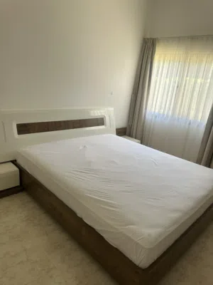 سرير كبير بحاله جديده مع فرشه و2 كوميدينا