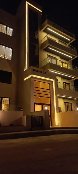 شقه مميزه البنيات 125م +ترس 30 م عمر البناء 3 سنوات /السعر نهائي
