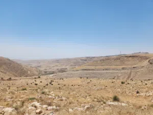 ارض للبيع مميزه في بدر الجديده 4700م ذات اطلاله عاليه في حي الاميرات على شارعين
