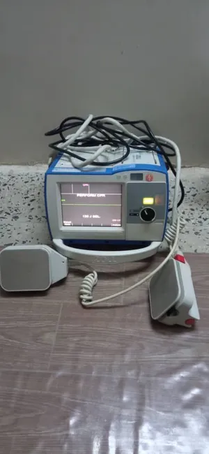 اجهزه طبيه داخل عدن للبيع اجهزه قلب موجود بالوصف ZOLL R Series Plus + جهاز مراقبة + شاحن بطاريا + اخ