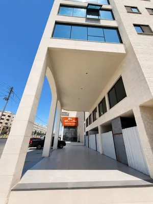 فرصة تجارية مميزة للإيجار معرض فاخر 722م2 على شارع الملكة رانيا – عمّان