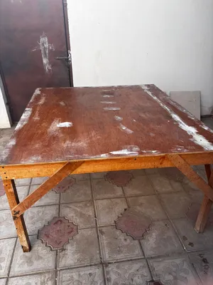 طاولة تنس خشبية بمقاسات عالمية باغيه دهان بجودة حلوه و هي نفس طاولة التنس الحقيقية بالضبط