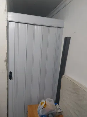 باب جرار او اكورديون بحالة ممتازة Sliding or accordion door in excellent condition