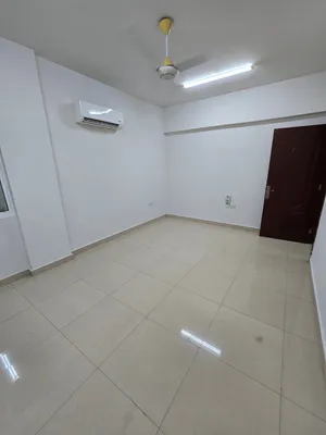 شقة مميزه بشارع الكليات بوشر غرفتين ومجلس بلكونه ومطبخ مع 2حمام واستور