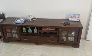 طاولة تلفزيون خشبية لون بني غامق